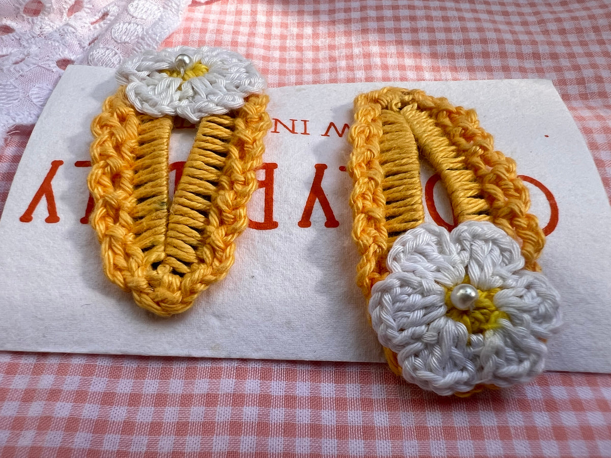 Crochet Tic Tac Hair Clip - Yellow with White Daisy