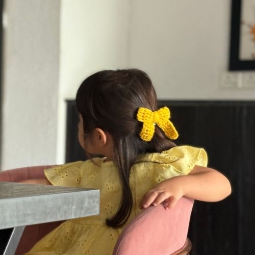 Beige Daisy & Yellow Bow Crochet Gift Box – Set of 3 Clips